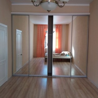 Зеркальные двери-купе в квартире на ул. Гривцова
