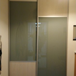 Двери-купе с комбинированными вставками в квартире на ул. Катерников