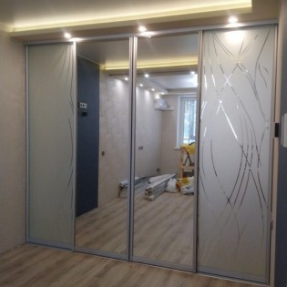 Двери-купе с зеркалами с пескоструйным рисунков в квартире во Всеволожске