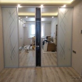 Двери-купе с зеркалами с пескоструйным рисунков в квартире во Всеволожске