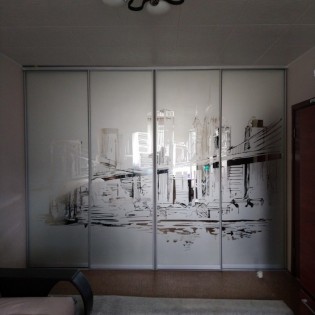 Двери-купе с наполнением из зеркала с пескоструйным рисунком в квартире на ул. Д.Устинова