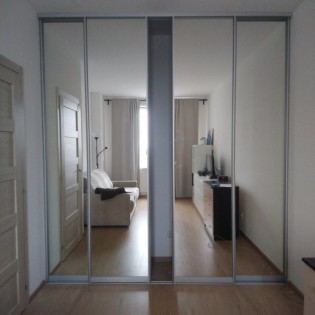 Зеркальные двери-купе в квартире на ул. Строителей в Кудрово