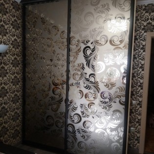Двери-купе с пескоструйным рисунком на зеркале Бронза в квартире на Вилеровском пр.