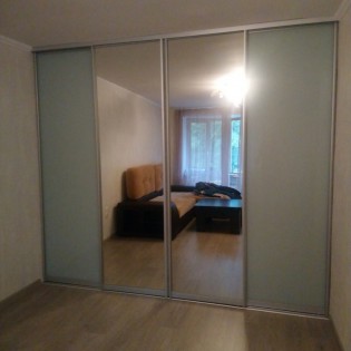 Двери в шкаф-купе с зеркалами и тонированными стёклами в квартире на Заневском пр.