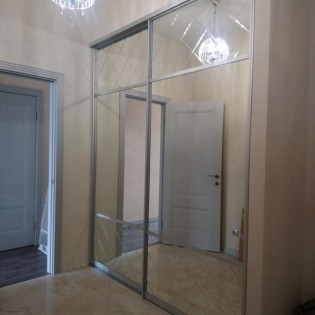 Двери-купе (проём 2) со вставками из зеркала с алмазной гравировкой (ромбы) в квартире на Ушаковской наб.