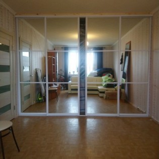 Двери-купе с зеркальными вставками в нишу в квартире на ул. Д.Устинова