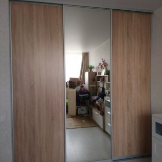 Двери-купе (проём 3) с наполнением из зеркала и ЛДСП "Дуб сонома" в квартире на Лиговском пр.