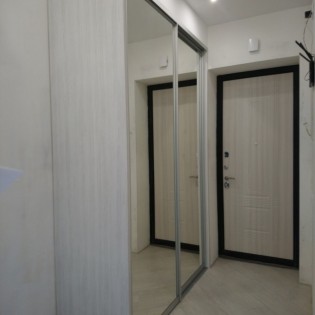 Зеркальные двери-купе (проём 2) в квартире на Лиговском пр.