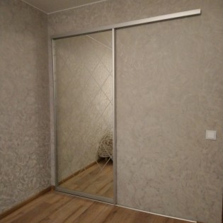 Откатная межкомнатная дверь с пескоструйным рисунком ("ромбы") в квартире на ул. Крыленко