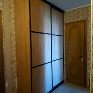 Двери-купе в шкаф со вставками из ЛДСП в квартире на Октябрьской наб.