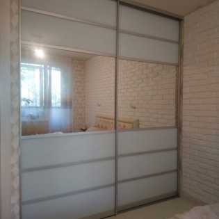 Двери-купе с комбинированными вставками (зеркало и тонированное стекло) в квартире на Учительской ул.