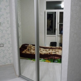 Зеркальные двери-купе в квартире на 1-м Рабфаковском пер.