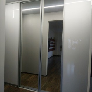 Двери-купе с МДФ Глянец и зеркалом Серебро в квартире на пр. Славы