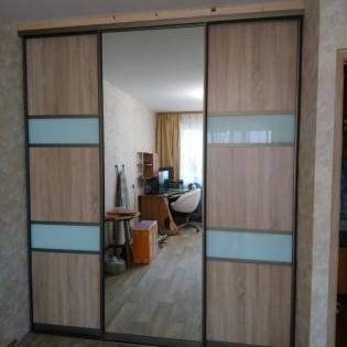 Двери-купе с комбинированными вставками в квартире на Колтушском ш.