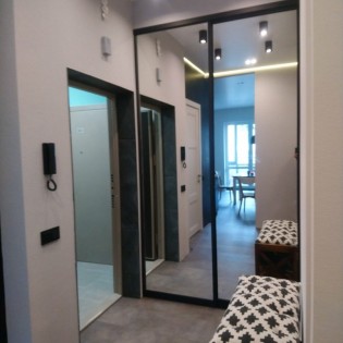 Зеркальные двери-купе в чёрном профиле Комбо в квартире на Приморском пр.
