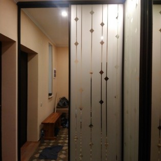 Двери-купе (проём 2) в гардеробную с зеркалом с пескоструйным рисунком в доме в дер. Проба