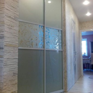 Двери-купе с комбинированным наполнением (декоративное стекло и зеркало с пескоструйным рисунком) в квартире на Ленинском пр. д.82-2
