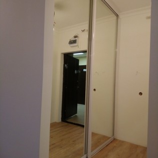 Зеркальные двери-купе в квартире на Каштановой ул.