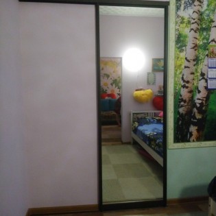 Межкомнатная зеркальная откатная дверь в квартире на ул. Крупской