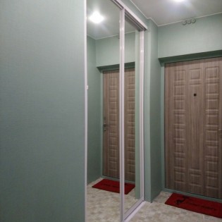Зеркальные двери-купе в квартире в ЖК "Новоселье"