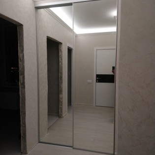 Зеркальные двери-купе в профиле Комбо в квартире на Антокольском пер.