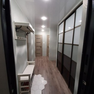 Двери-купе с наполнением из тонированных стёкол во встроенный шкаф в квартире на Ленинском пр.