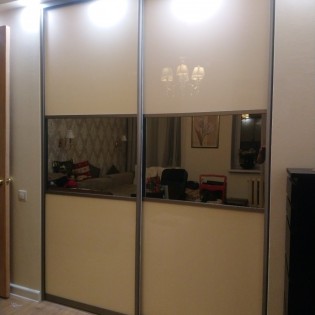 Двери-купе с комбинированными вставками в квартире на ул. Жуковского