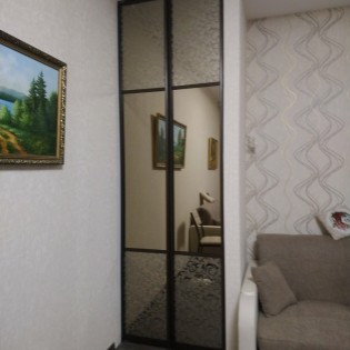 Распашные двери с пескоструйным рисунком в квартира на Ивановской ул.