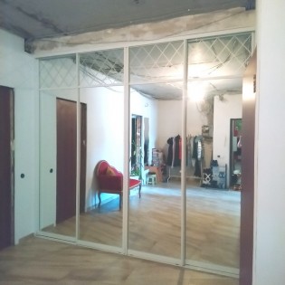 Двери-купе с комбинированным наполнением: зеркало и гравировка "ромбы"