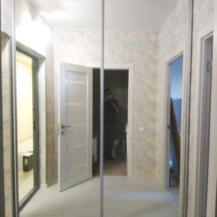 Зеркальные двери-купе в проём гардеробной