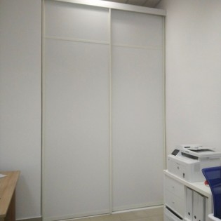 Двери-купе с белым наполнением в офисном помещении в ТД "Ржевка"