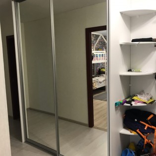 Зеркальные двери-купе в квартире в Буграх (см. отзыв Анны от 13/09/2020)
