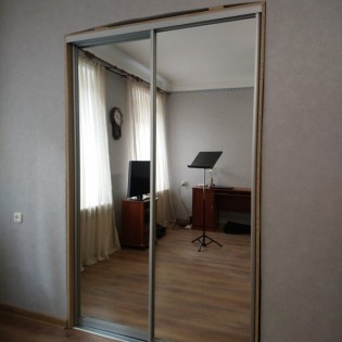 Зеркальные двери-купе во встроенный шкаф