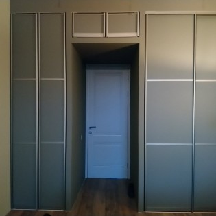 Откатные и распашные двери во встроенный шкаф (Стоимость дверей: 27942р., 27518р., 13604р.)