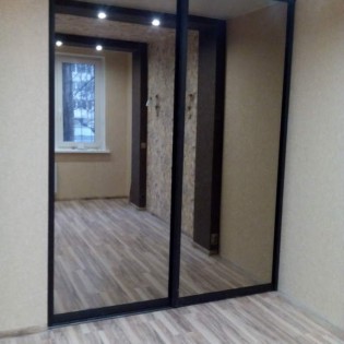 Зеркальные двери-купе в квартире на ул. Подвойского