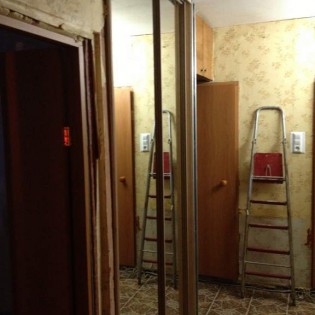 Зеркальные двери-купе во встройку в квартире на пр. Ударников