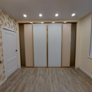 Двери с вертикальным разделением в широкую нишу гардеробной