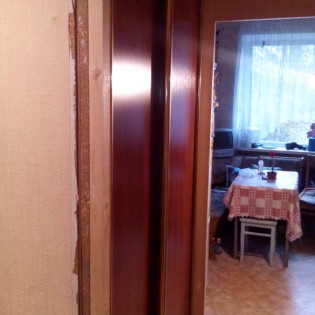 Двери-купе с наполнением из ДСП в квартире на ул. Хошимина. Профиль - Золото зеркальное.
