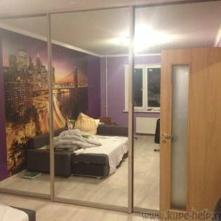 Широкие зеркальные двери-купе в нишу во всю длину стены в квартире на Богатырском пр.