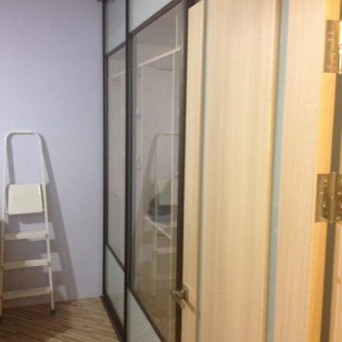 Встроенный шкаф-купе с дверями с прозрачной вставкой (стекло) в квартире на ул. Королёва