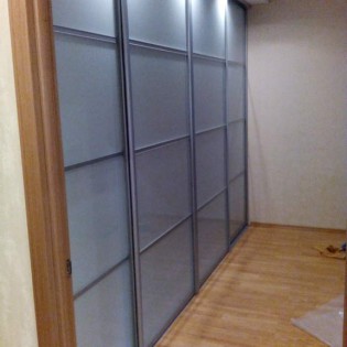 4-дверный шкаф-купе со вставками из декоративного стекла и подстветкой в квартире на ул. Русановской