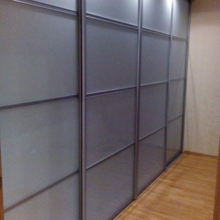 4-дверный шкаф-купе со вставками из декоративного стекла и подстветкой в квартире на ул. Русановской