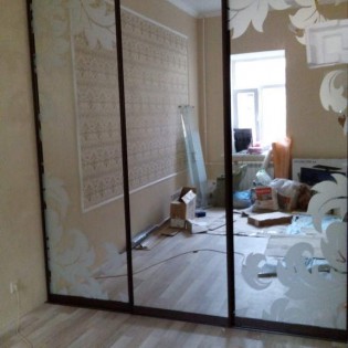 Зеркальные/пескоструйный двери-купе (3-дверный шкаф) в квартире на ул. Социалистической