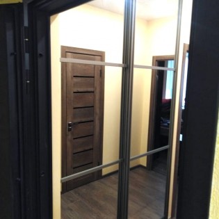 Зеркальные двери-купе с разделителями во встроенный шкаф