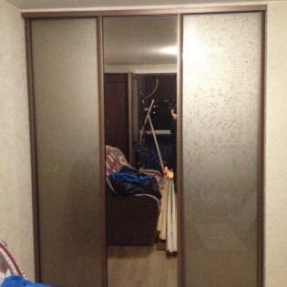Двери-купе с пескоструйным рисунком на зеркале Бронза в квартире на Петергофском ш. Цвет профиля - Ром зернистый.