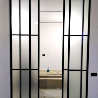 Подвесная 4-дверная перегородка со стёклами сатинат в чёрном профиле