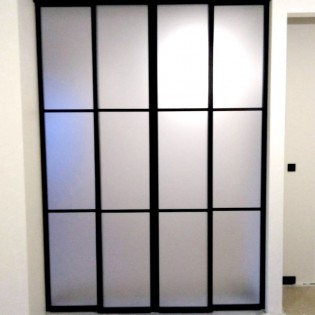 Подвесная 4-дверная перегородка со стёклами сатинат в чёрном профиле