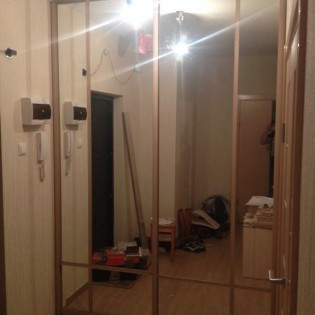 3 зеркальные двери-купе с горизонтальными и вертикальными разделителями в квартире на Фермском ш.