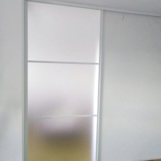 Межкомнатная откатная дверь со стёклами сатинат