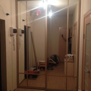 3 зеркальные двери-купе с горизонтальными и вертикальными разделителями в квартире на Фермском ш.